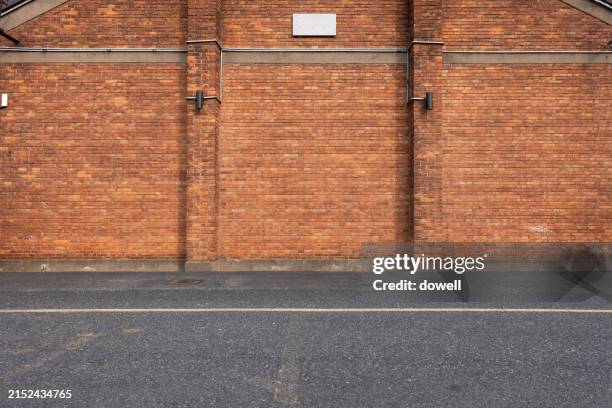 empty street and brick wall - muro di mattoni foto e immagini stock