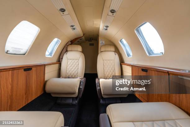 interior de un jet privado de lujo con asientos vacíos - interior del vehículo fotografías e imágenes de stock