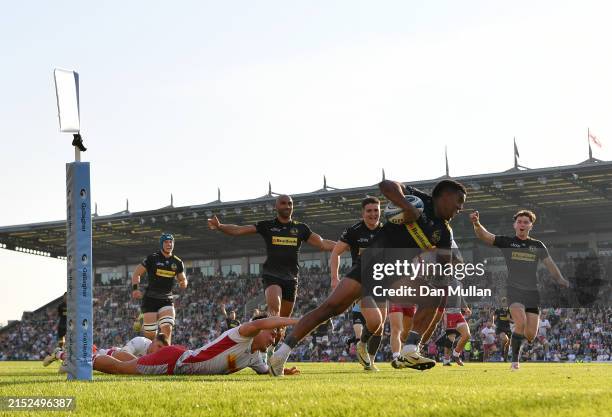 Immanuel Feyi-Waboso of Exeter Chiefs makes a break past Marcus Smith of Harlequins to score his side's fifth try during the Gallagher Premiership...