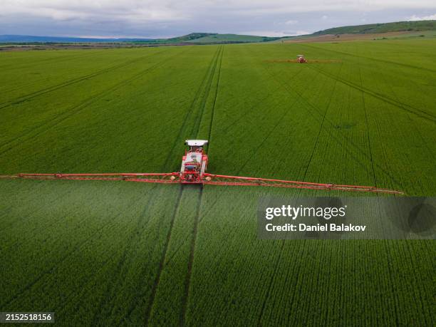 pulverizador de cultivos ai en campo agrícola verde, vista aérea. - agricultura inteligente fotografías e imágenes de stock