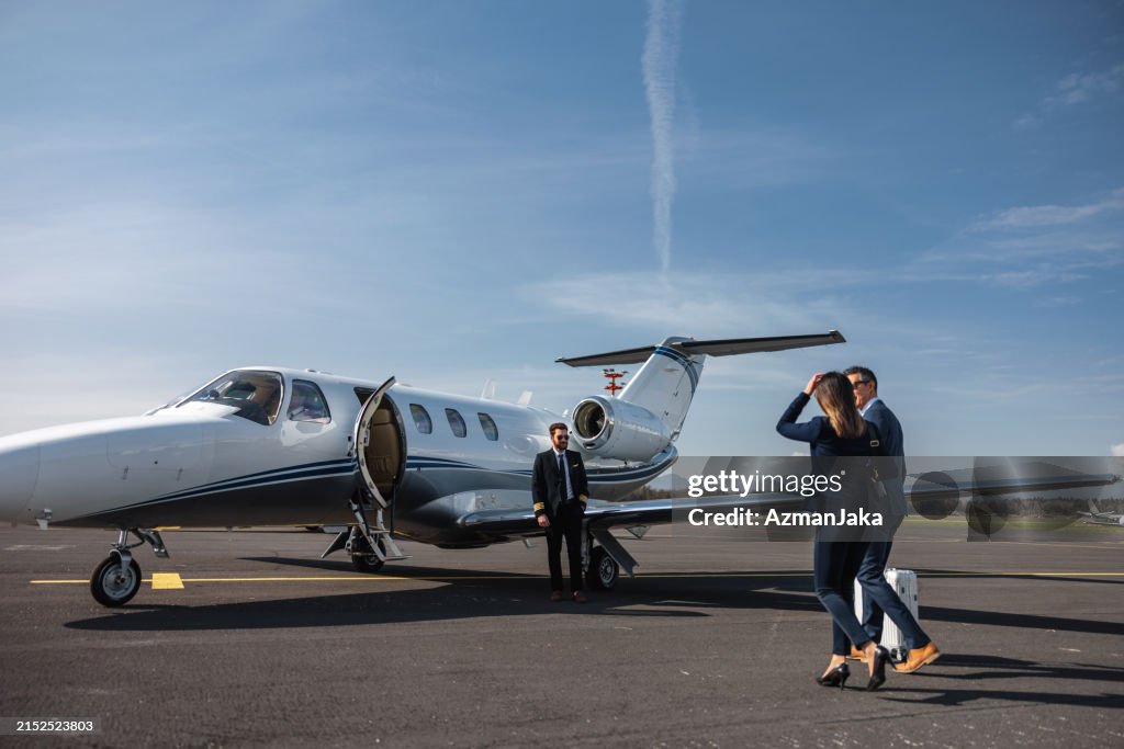 旅行用のプライベートジェットに向かって歩くビジネスエグゼクティブ