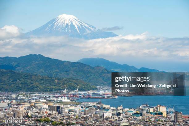 vista del puerto de shizuoka con el monte fuji al fondo - shizuoka fotografías e imágenes de stock