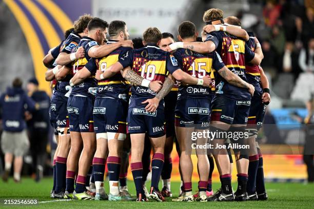 The Highlanders form a huddle during the round 12 Super Rugby Pacific match between Highlanders and Crusaders at Forsyth Barr Stadium, on May 11 in...