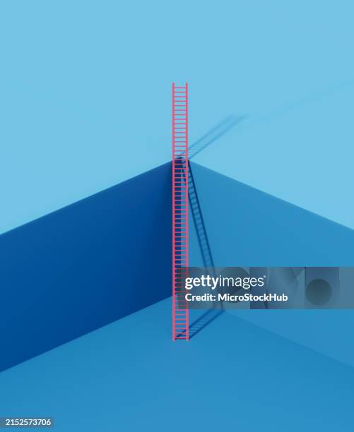 escalera roja sobre fondo azul - estrategia fotografías e imágenes de stock
