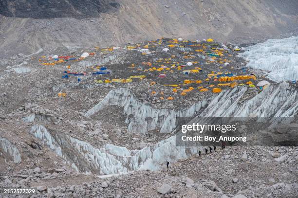 scenery view of everest base camp situated on the khumbu glacier in nepal at an altitude of 5,364 metres. - moraine stock pictures, royalty-free photos & images