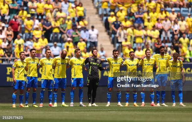 Players of Cadiz CF take part in a minute's silence in memory of Higinio Vilches Pescador prior to the LaLiga EA Sports match between Cadiz CF and...