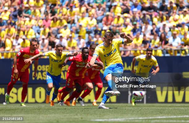 Ruben Alcaraz of Cadiz CF scores his team's first goal from a penalty kick during the LaLiga EA Sports match between Cadiz CF and Getafe CF at...