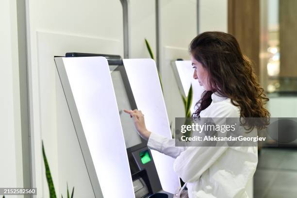 mujer que usa tarjeta de crédito en cajero automático para transacciones seguras - quitar fondo de imagen online fotografías e imágenes de stock