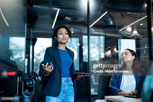 promote continuous improvement with a business bench-marking strategy. a businesswoman or executive on a business performance review meeting with a team to develop strategies for setting business goals and targets. - posicionamiento fotografías e imágenes de stock