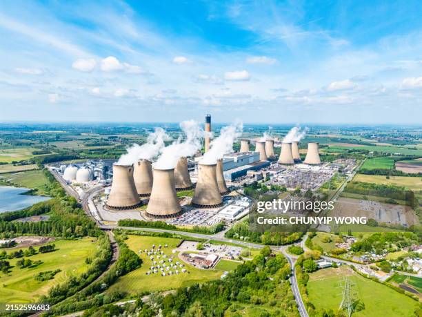 aerial landscape view of drax power station with pollution emissions - energía nuclear fotografías e imágenes de stock