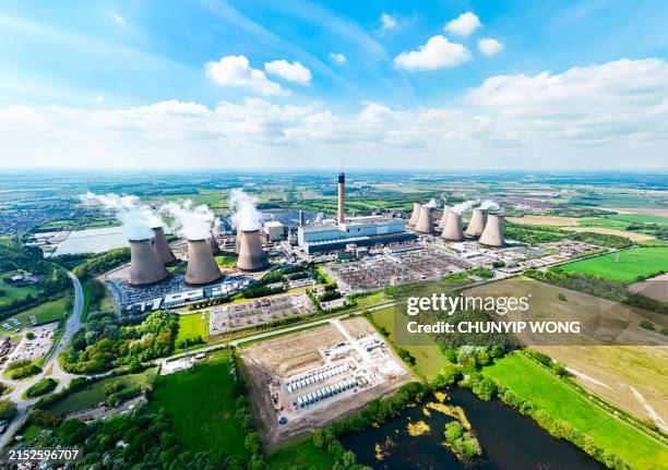 aerial landscape view of drax power station with pollution emissions - biomassa hernieuwbare energie stockfoto's en -beelden