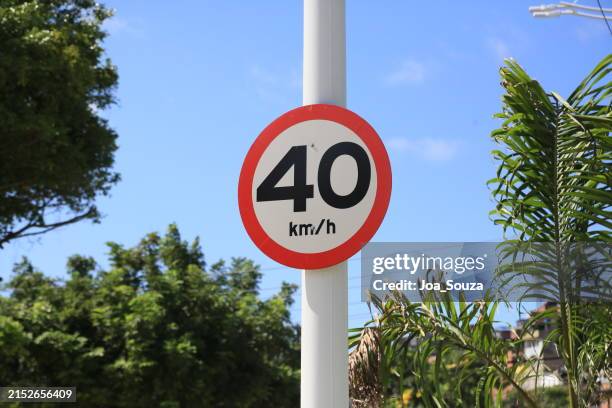 límite de velocidad en la vía pública - señal de límite de velocidad fotografías e imágenes de stock
