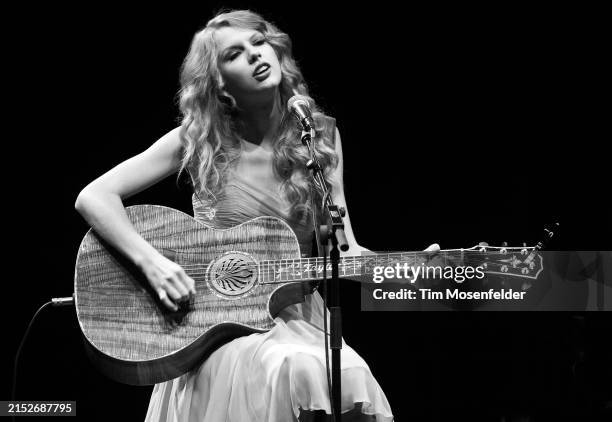 Taylor Swift performs during the Country Music Hall of Fame and Museum's "All For The Hall" Benefit at Club Nokia on in Los Angeles, California.