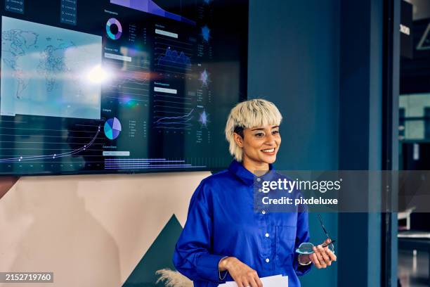 professionelle asiatische frau, die daten auf einem digitalen display in einem firmenbüro präsentiert. effektives kommunikations- und datenvisualisierungskonzept - big data stock-fotos und bilder