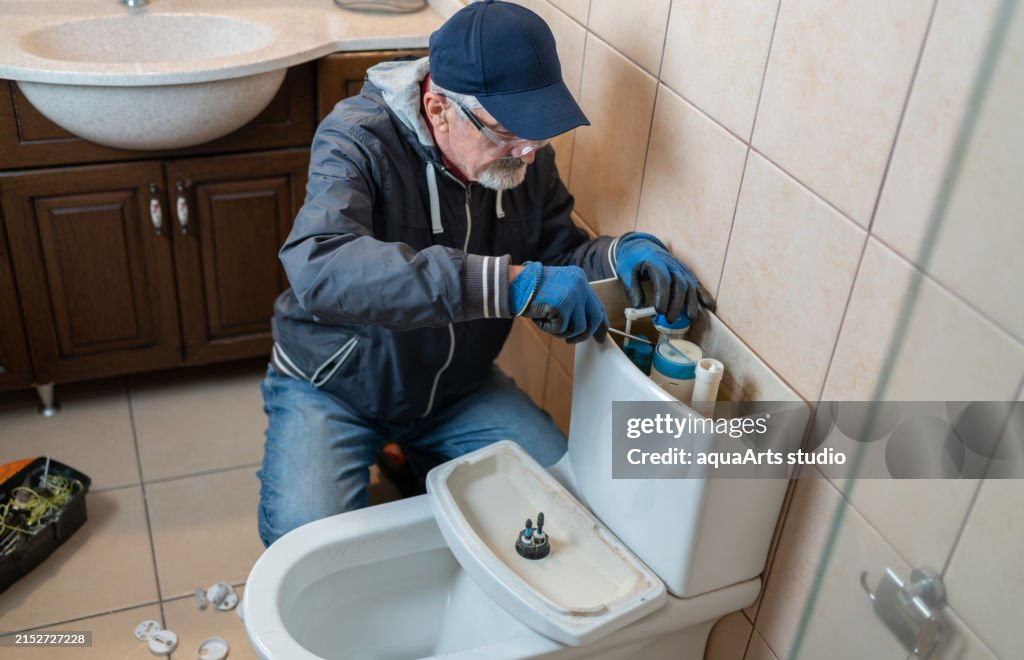 Sanitärreparaturservice in einem Badezimmer