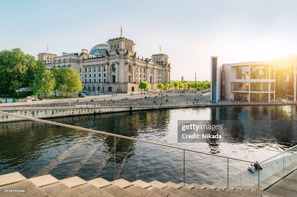 Vista al atardecer del edificio del Reichstag y el río Spree en Berlín