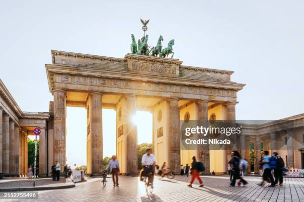 sunset view of brandenburg gate with bustling visitors - brandenburger tor bildbanksfoton och bilder