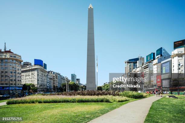 the obelisk in buenos aires, argentina - obelisk von buenos aires stock-fotos und bilder