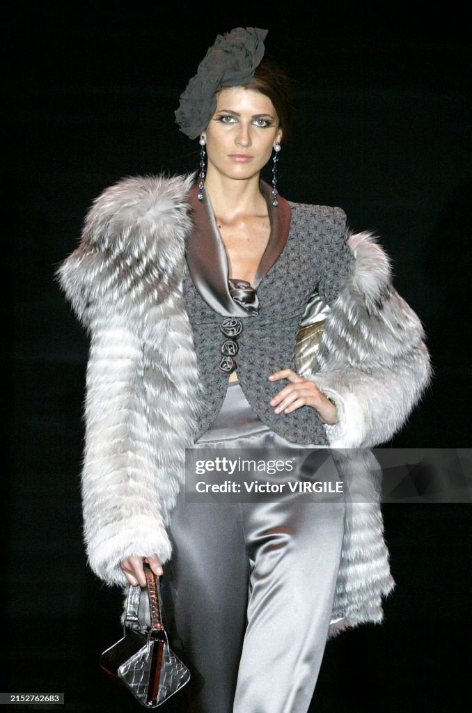 Armani Prive - Runway - Fall/Winter 2005-2006 Paris Haute Couture Fashion Week