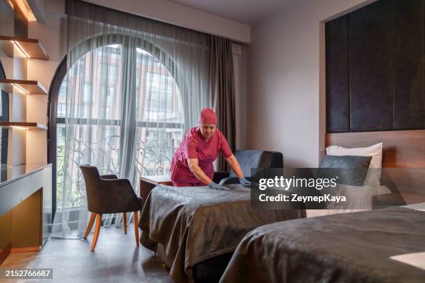 hotelpersonal macht das bett. - pension beherbergungsbetrieb stock-fotos und bilder
