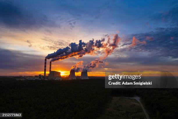 una centrale elettrica a carbone la sera (veduta aerea) - gas serra foto e immagini stock