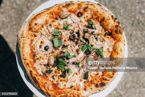baked pizza - vegetarian pizza stock pictures, royalty-free photos & images