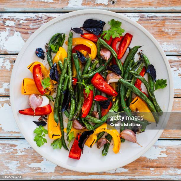 grilled summer vegetables (green beans, bell peppers, garlic), salad on rustic wooden background - ustensile photos et images de collection