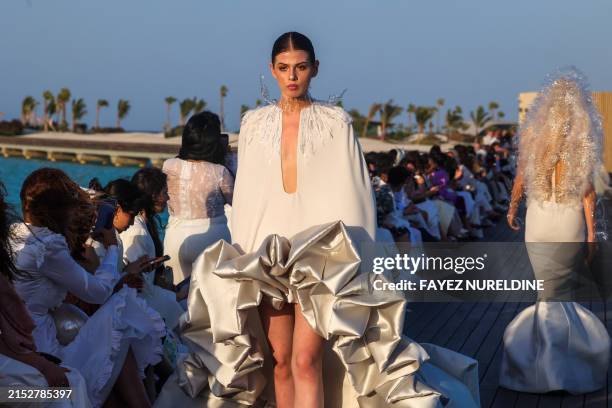 Saudi Look Model 9.662 Mode Aus Saudi Arabien Stock Photos, High-Res Pictures, and ...