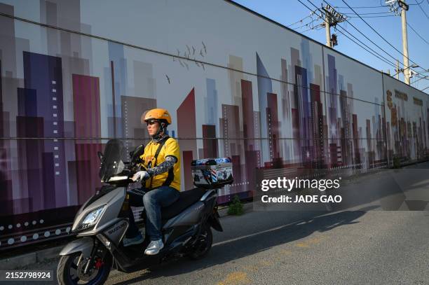 Chinese Delivery Riders 264 China Delivery Scooter Stock Photos, High-Res Pictures, and Images ...