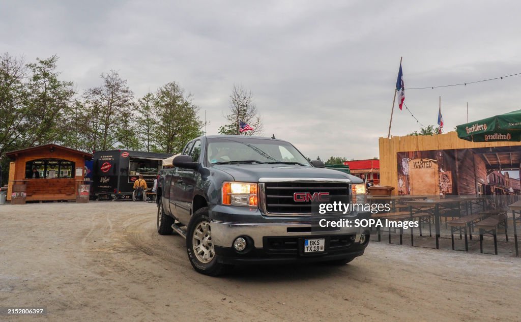 GMC Sierra 1500, Chevrolet Silverado/GMC Sierra is a full-...