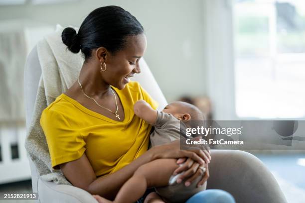nursing mãe - amamentação - fotografias e filmes do acervo