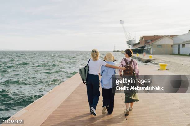 group of female friends on a city break - city break stock pictures, royalty-free photos & images