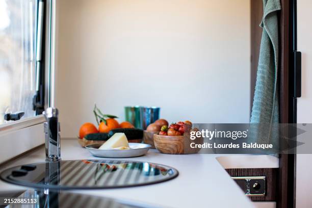 vegetables and fruit to cook in the motorhome - cuisine du monde photos et images de collection