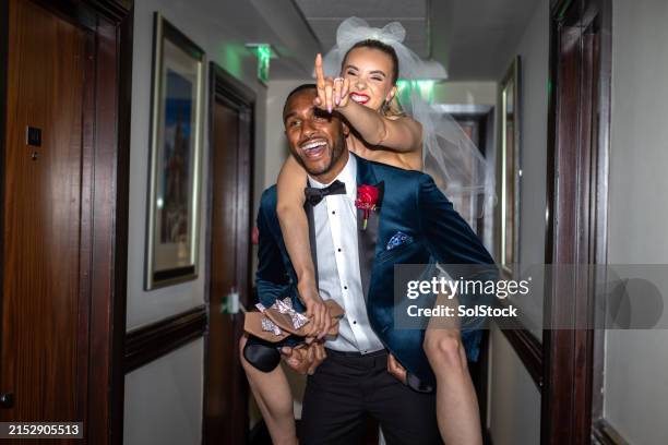 señalando el vías - recién casados fotografías e imágenes de stock