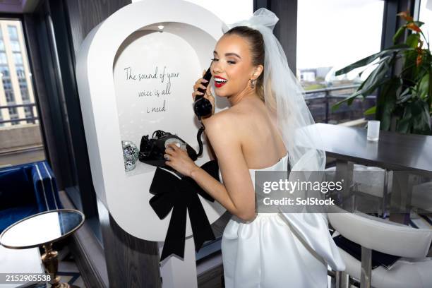 dejar un mensaje rápido - bride to be fotografías e imágenes de stock