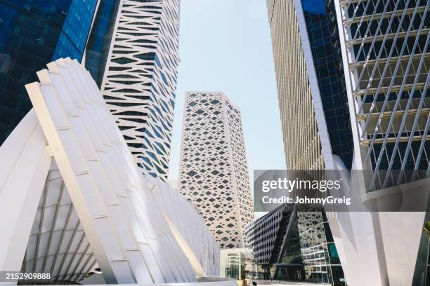 piazza del distretto finanziario di king abdullah e facciate degli edifici - riyadh foto e immagini stock