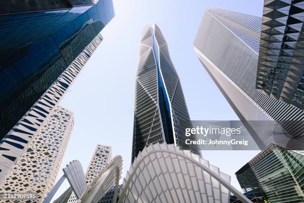 kafd plaza et gratte-ciel à riyad, arabie saoudite - riyad photos et images de collection