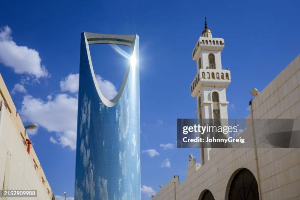 tour centrepoint et minaret de la mosquée, riyad - riyad photos et images de collection