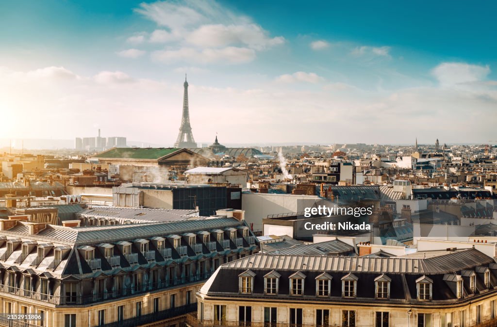 Vista da paisagem urbana do horizonte de Paris com a torre Eiffel e telhados. Paris, França