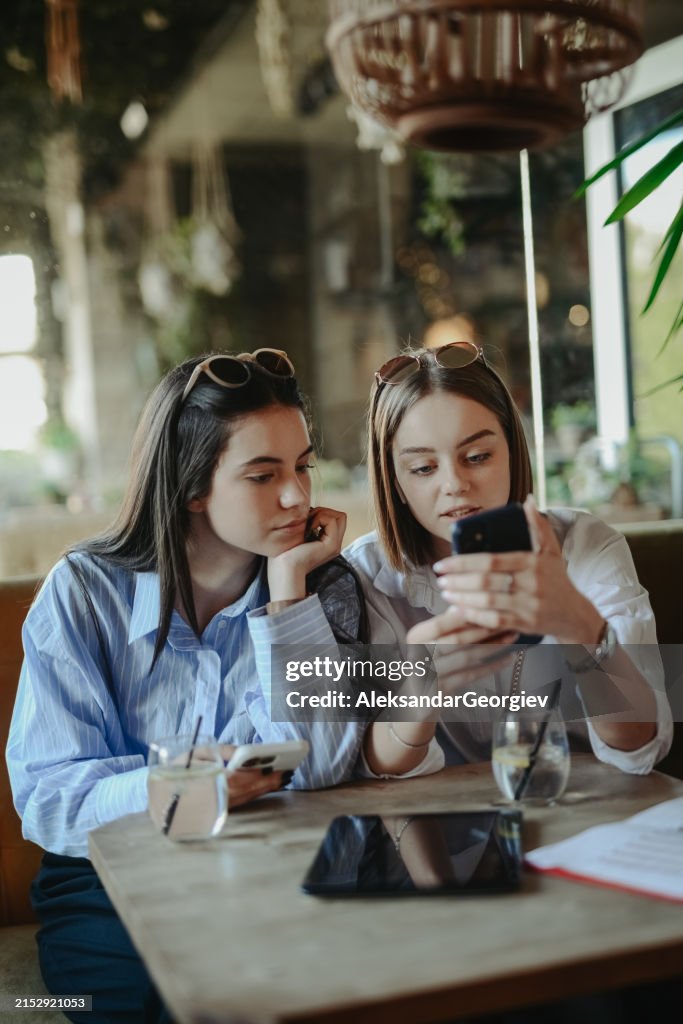 Schöne Lesbische Frauen, Die Podcast Über Intelligente Investitionen Auf Dem Handy In Bar Ansehen