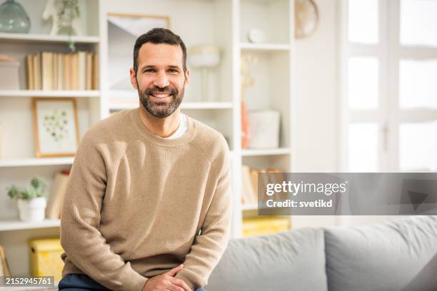 portrait of young man at home - lässige kleidung stock-fotos und bilder