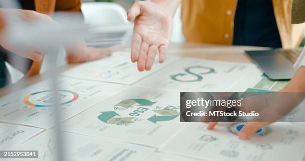 nahaufnahme von teammitgliedern untersucht esg-bezogene dokumente, zeigt und diskutiert anlagestrategien für nachhaltige und erneuerbare energieressourcen. umweltfreundliches unternehmen, das über esg-ziele diskutiert. - umweltthemen stock-fotos und bilder