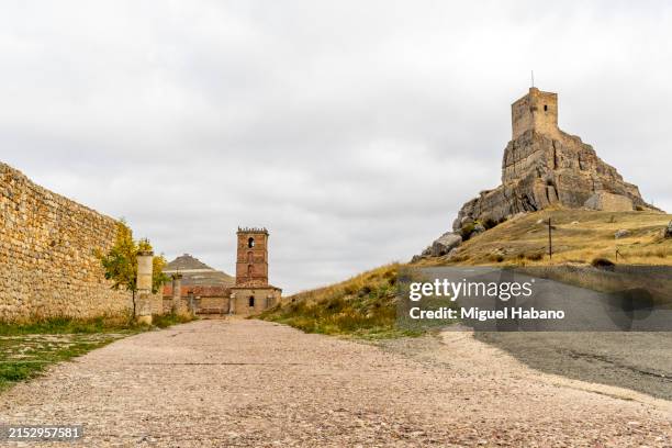 atienza en la provincia de guadalajara, castilla-la mancha, españa, - provincia de guadalajara fotografías e imágenes de stock
