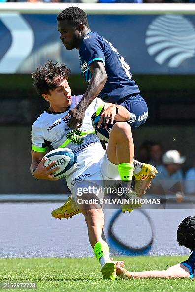 Capuzzo Rugby Toulouse's Italian full back Ange Capuozzo is tackled by... News Photo ...