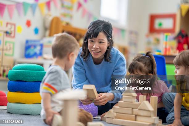 building together - kinderopvang stockfoto's en -beelden