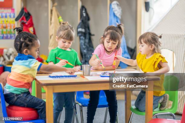 pintando juntos - escuela preescolar fotografías e imágenes de stock