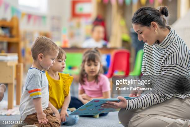 lectura es la diversión. - niño de edad preescolar fotografías e imágenes de stock