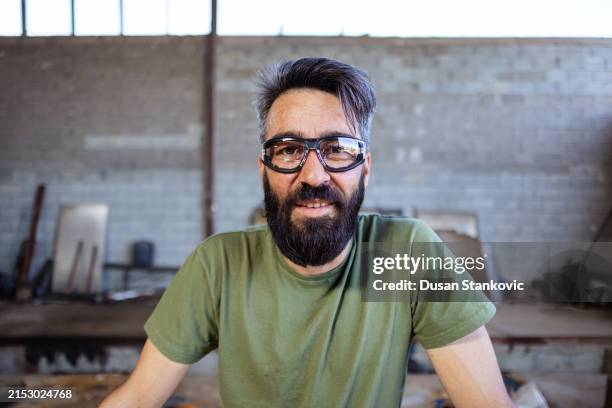 porträt eines selbstbewussten und engagierten stahlarbeiters - metallhandwerk stock-fotos und bilder