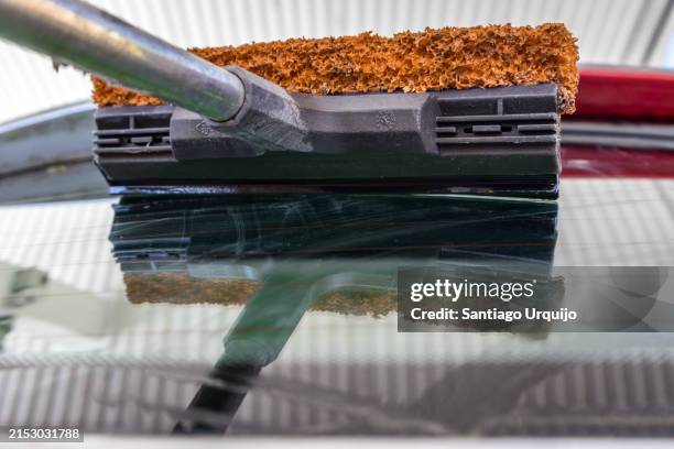cleaning a windshield - eiskratzer stock-fotos und bilder