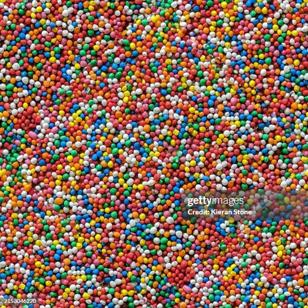 seamless sprinkles candy pattern - confeito colorido para bolos imagens e fotografias de stock